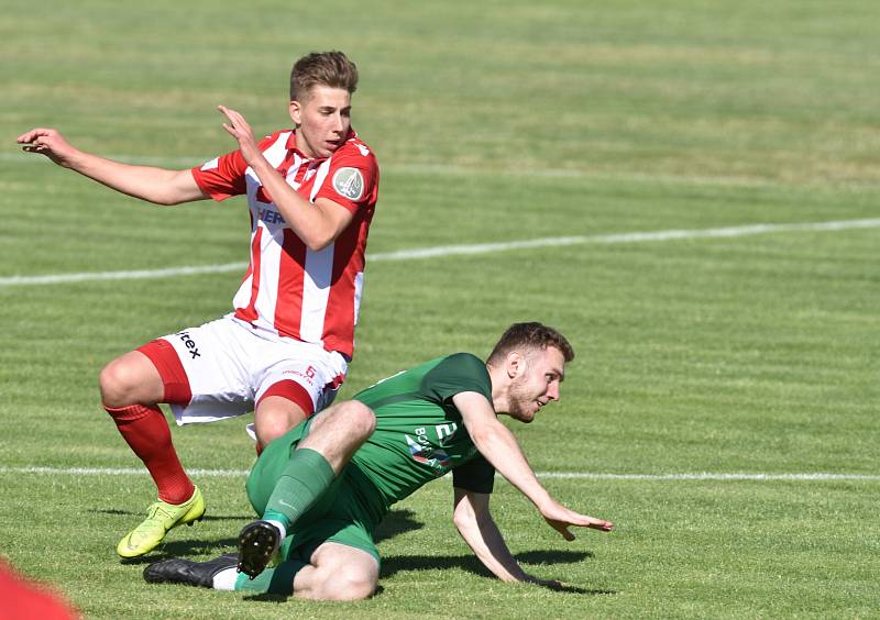 Souš (v červeném) v posledním domácím zápase sezony proti Nymburku.