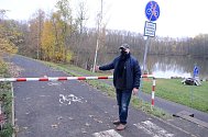 Jiří Mareš ukazuje zavřenou cyklostezku v Novém Záluží v Litvínově. Tato část oddechové zóny se má v příštím roce opravit.