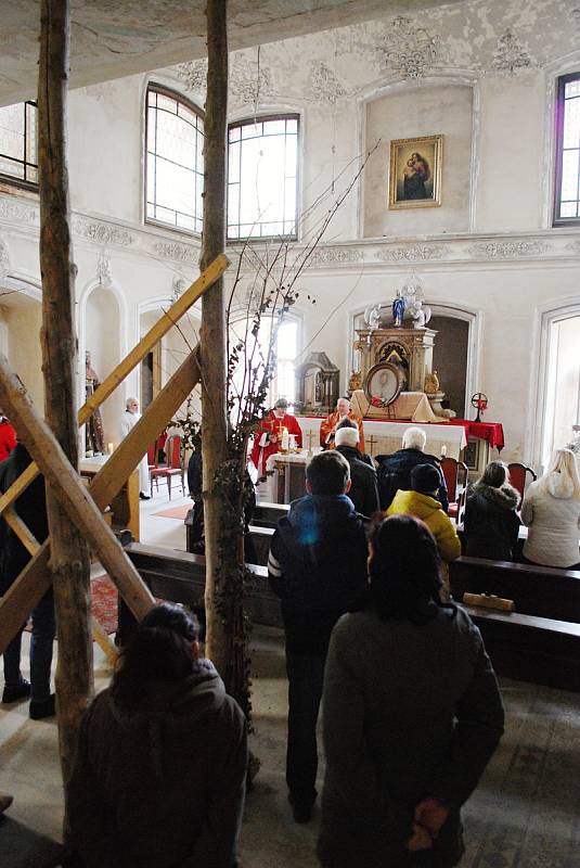 Poutní mše svatá na zámku Jezeří, v kapli Panny Marie Bolestné, kterou celebroval Martin Davídek, generální vikář litoměřické diecéze.