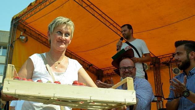 Marcela Šípová z Meziboří vyhrála soutěž o Nejchutnější mosteckou marmeládu z jahod na Farmářské slavnost na 1. náměstí v Mostě.
