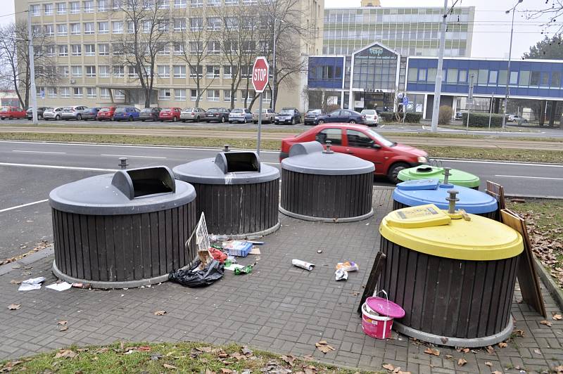 Popelnice bez přístřešků v Mostě vypadají hrozně, jako pěst na oko