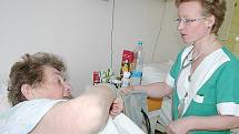 Zdravotní sestra se stará o pacientku v mostecké nemocnici.