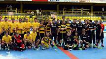 Litvínovští hokejisté (ve žlutém) vyzvali ve florbale florbalisty Bivoje.