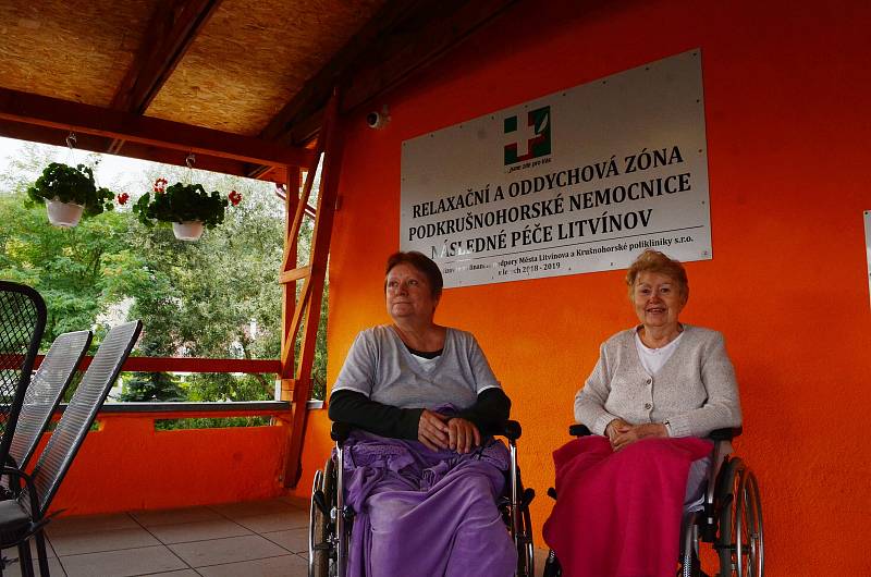 Podkrušnohorská nemocnice následné péče v Litvínově využila plochou střechu k vytvoření odpočinkové zóny pro své pacienty.