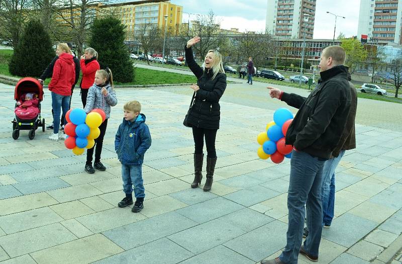 Oslava 50. výročí založení mosteckého "pajďáku" a "ekonomky" byla zároveň i velkým srazem absolventů, současných a bývalých zaměstnanců a studentů. Začalo se na náměstí u Repre a skončilo se v jeho velkém sále. 