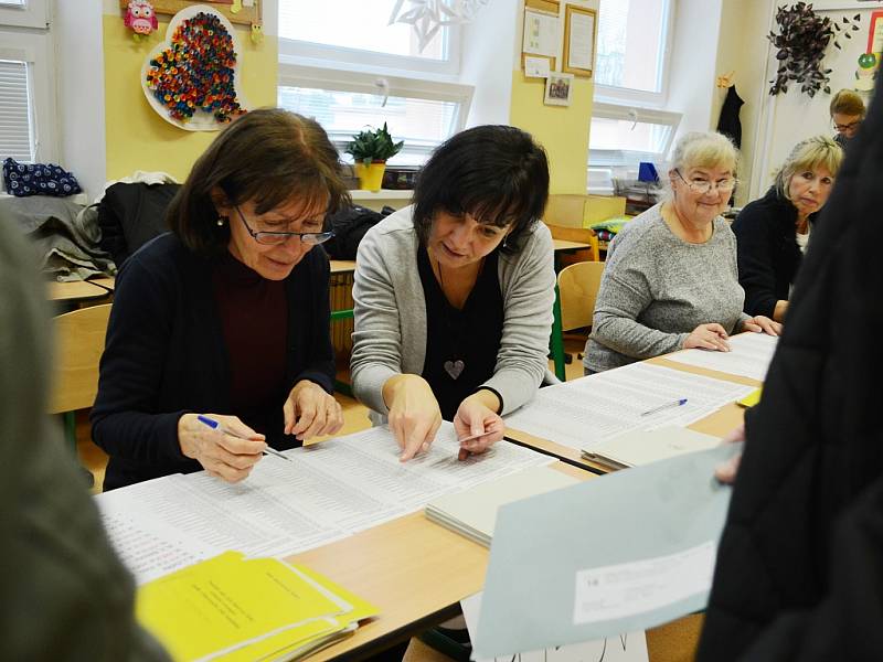 První den prezidentských voleb na 8. ZŠ v Mostě