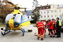 Vrtulník a pomoc ženě v Litvínově.