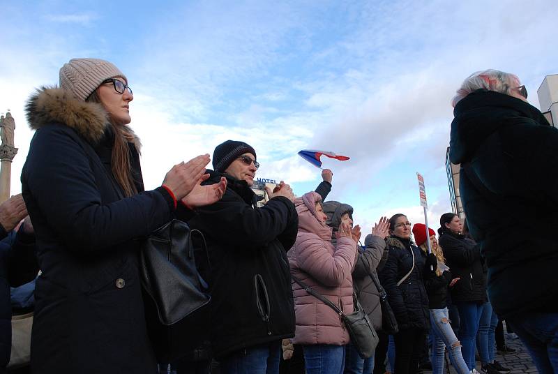 Demonstrace příznivců hnutí Chcípl pes v Mostě v sobotu 22. ledna 2022.