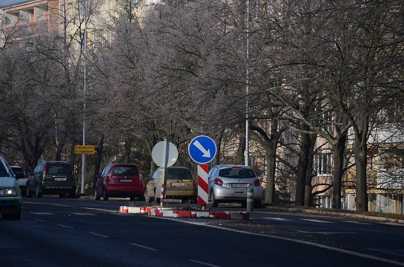 Na silnici v mostecké ulici Moskevská se zatím může parkovat jen podélně. Město ale chystá změnu.