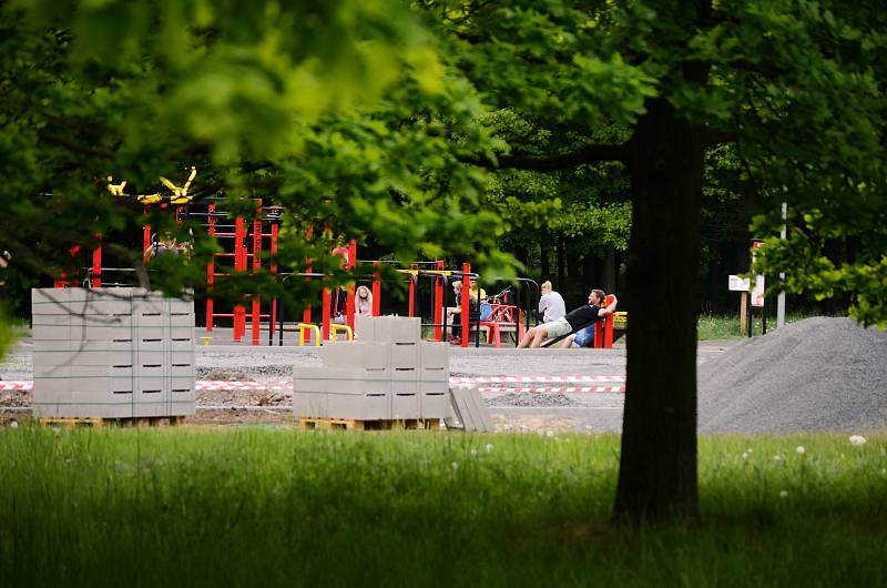 V parku Šibeník se u workoutové posilovny staví překážková dráha na parkour.