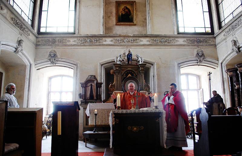 Poutní mše svatá na zámku Jezeří, v kapli Panny Marie Bolestné, kterou celebroval Martin Davídek, generální vikář litoměřické diecéze.