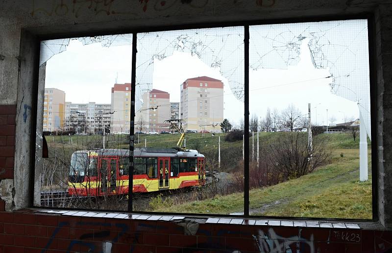 Existuje návrh zrušit tramvajovou trať mezi mosteckým dopravním podnikem a konečnou u Velebudic