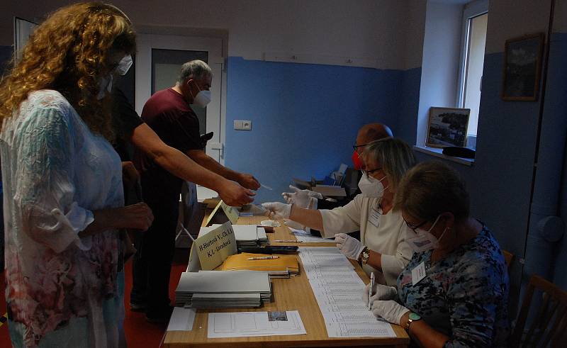 Volby na Mostecku začaly. V Meziboří se volí i v šatně sportovní haly