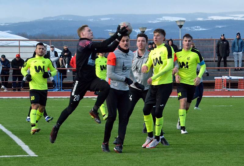 FK Baník Most-Souš (v šedivém) v duelu s Ústím nad Labem.