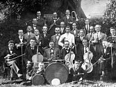 V další části si připomeneme historii spolků a divadelníků v Lomu. Na snímku jsou hudebníci ze spolku Zvon, v kterém hráli členové místní organizace Sokola.