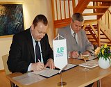 Generální ředitel United Energy Petr Jeník (vlevo) a starosta Litvínova Milan Šťovíček při podpisu dodatku ke smlouvě. 