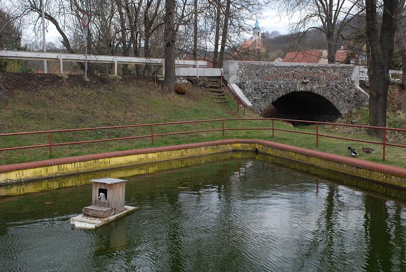 Obec Lužice, která má svou mateřskou školu, leží v CHKO České středohoří.