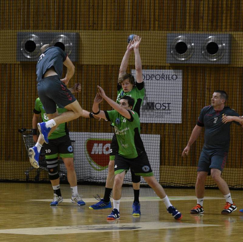 Druholigoví házenkáři Mostu (v zeleném) v derby s Ústím nad Labem.