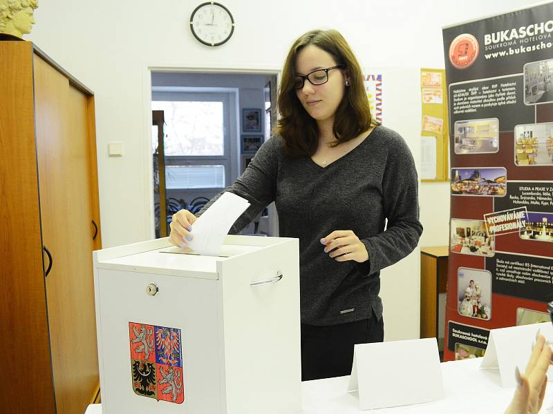 Studentské volby v Soukromé hotelové škole Bukaschool v Mostě.