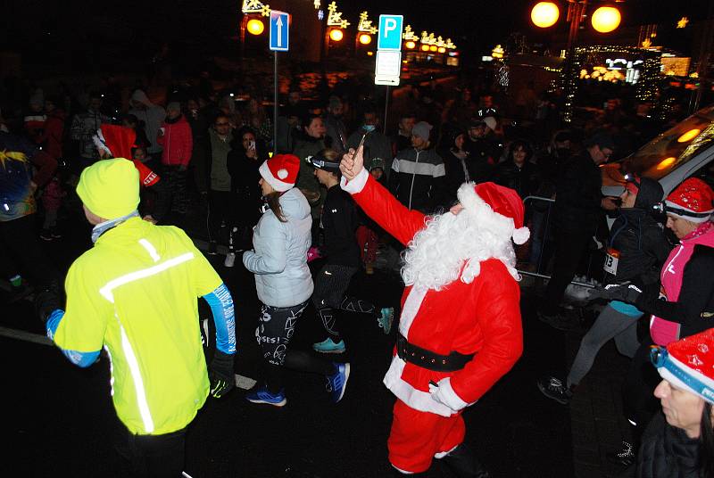Několik set běžců v čelovkách a vánočních čepicích se na mosteckém 1. náměstí postavilo v neděli 5. prosince na start závodu Christmas Night Run.