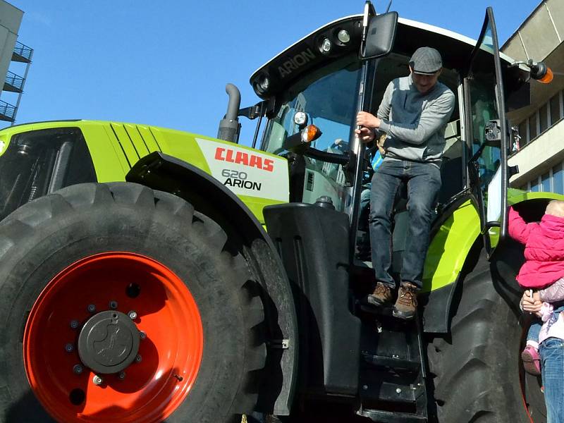 Sobotní farmářská slavnost v Mostě, po které byla oslava Dne seniorů..