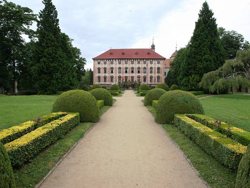 Libochovický zámek je často cílem turistů a návštěvníků města.