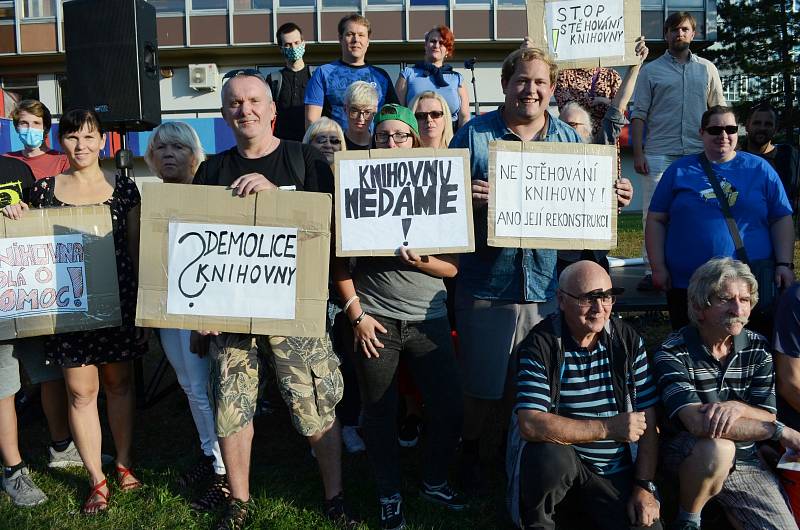 Demonstrace proti stěhování knihovny v Mostě