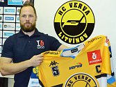 Kapitán Vervy Michal Trávníček s novým dresem pro nadcházející sezonu.