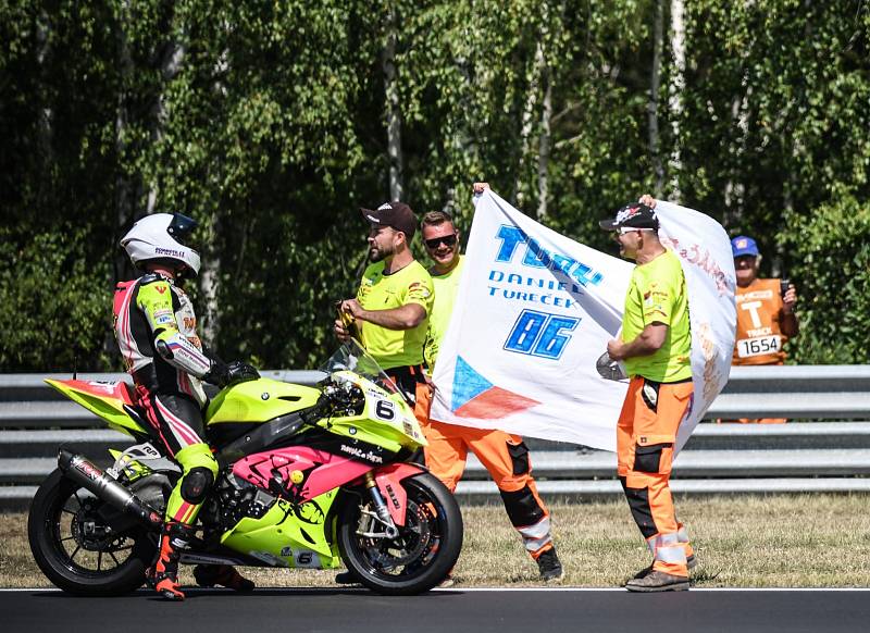 Závodní neděle na mosteckém autodromu.