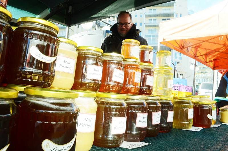 Farmářský trh se soutěží perníčků byl v sobotu součástí Vánočního trhu na 1. náměstí v Mostě.