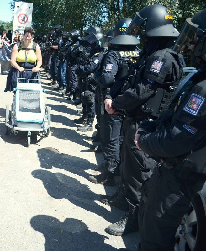 Pochod demonstrantů do dolu Bílina na Mostecku.