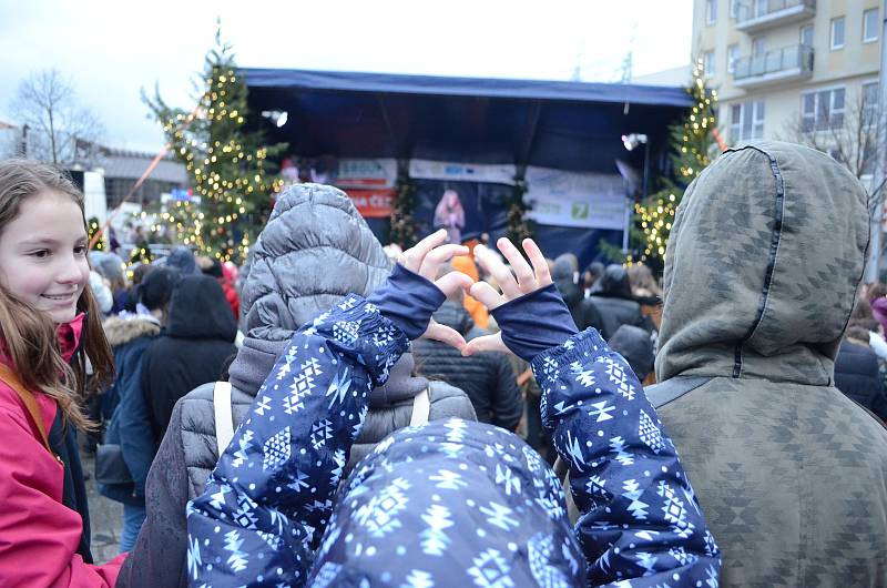V neděli 23. prosince skončily na 1. náměstí v Mostě Vánoční trhy. Vystoupili na něm například youtuberka Mína a Martin Rufer Quartet. Návštěvníci si vyzkoušeli lití olova a ochutnali svařák, trdelník a další dobroty. Skauti na náměstí předávali betlémské