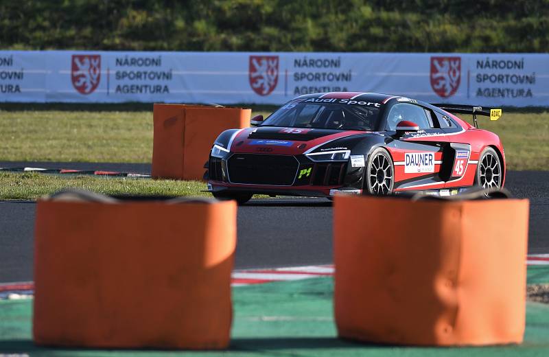 Světový šampionát cestovních vozů na autodromu v Mostě.