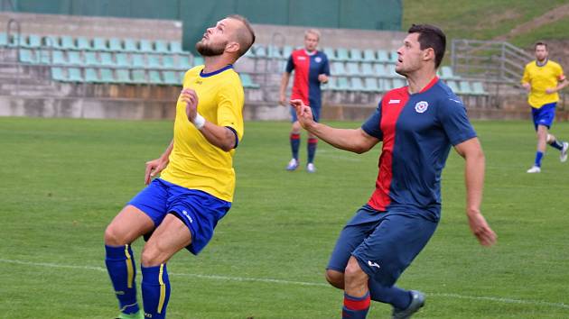 Souš (v modročerveném) v zápase s Neratovicemi/Byškovicemi. Padla 0:1.