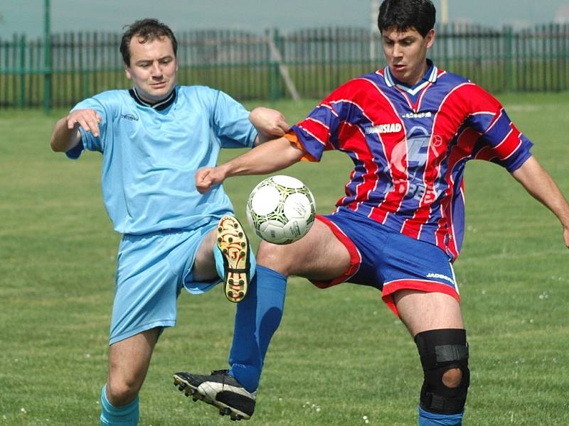 Hráči Havraně (v modrém) skončili ve fotbalové B třídě třetí.