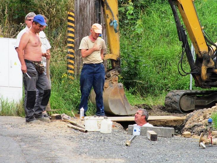 Severočeská vodárenská společnost rekonstruuje ve Vilové ulici  a v přilehlé části Podkrušnohorské ulice v Litvínově vodovod a kanalizaci. Zároveň provede převedení odpadních vod.