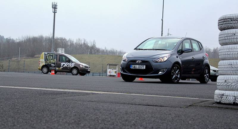 Na závodním okruhu Autodromu Most se uskutečnila akce Řídíme to všichni, kterou pořádala pro handicapované řidiče nezisková organizace Cesta za snem.