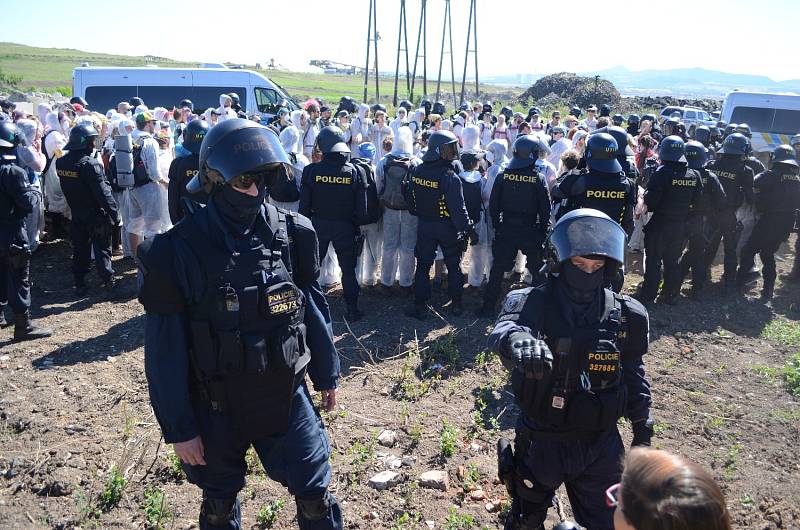 Pochod demonstrantů do dolu Bílina na Mostecku.