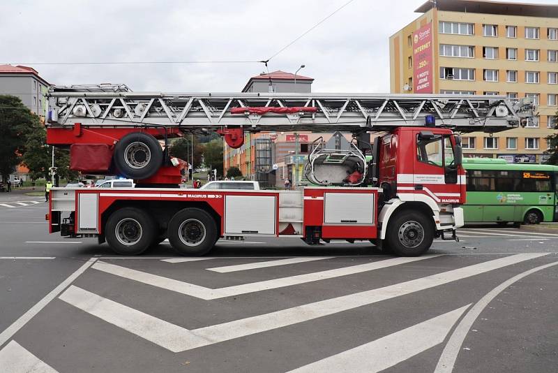 Nehoda na křižovatce ulic Budovatelů, J. Průchy a F. Halase v Mostě. Čtvrtek 19. srpna