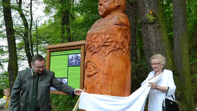 Dřevěná socha byla v Litvínově odhalena na památku vzácného člověka a odbojáře Vojtěcha Tesaře. Sochu odhalili Jiřina Bergmanová a lesní správce Pavel Rus.