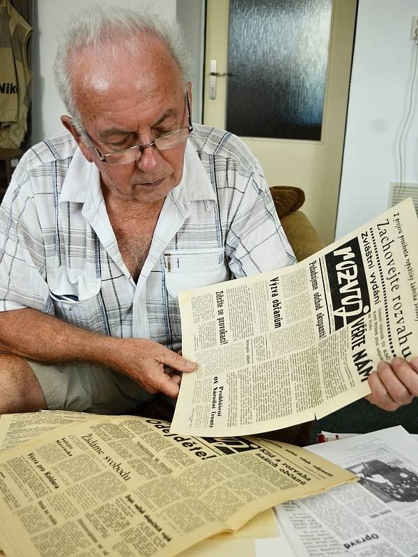 Vlastimil Reiner jako vedoucí skautského oddílu pomáhal v Mostě během invaze roznášet místní protiokupační tiskoviny, noviny a letáky a organizoval domobranu včetně skautské blokády ruského vojenského ležení v oblasti Ressl.