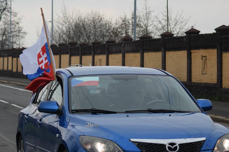 Z Mostu opět vyjela protestní jízda s vlajkami.