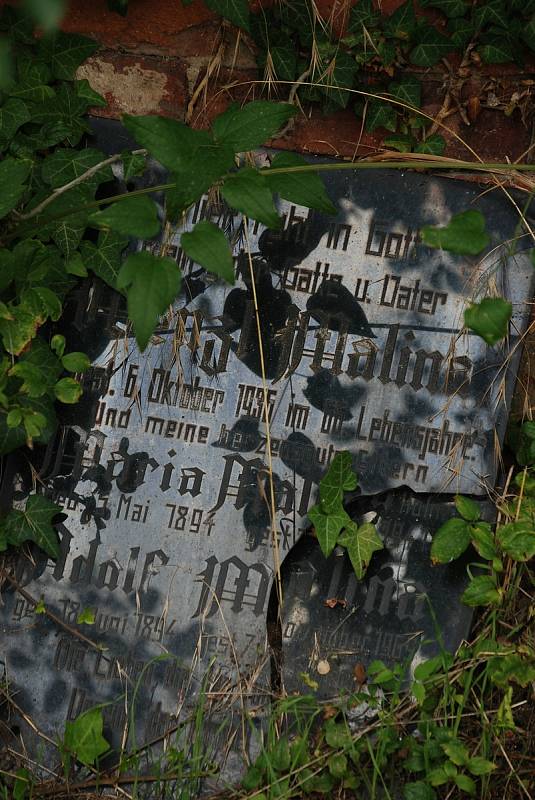 Na Vtelenském hřbitově chátrají německé hrobky