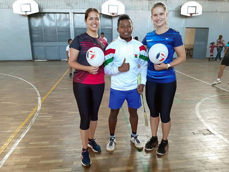 Mostečanky Martina Krocová a Veronika Dobiášová ukázaly své tréninkové metody badmintonistům na Madagaskaru.