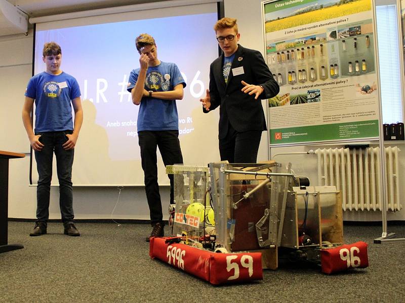 Při Studentské vědecké konferenci v litvínovském Chemparku předvedli studenti gymnázia PORG robota, se kterým se představili při soutěži v USA.