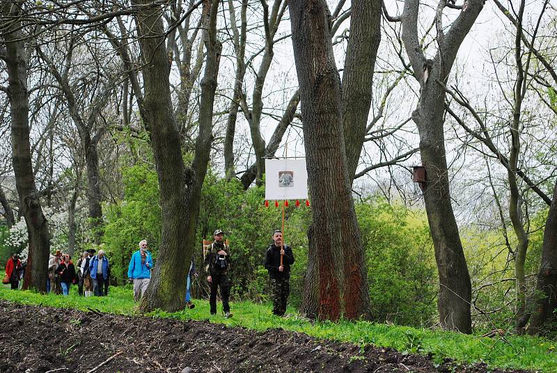 Svatomarkovské procesí kráčí krajinou mezi vískami Kozly a Chrámce.