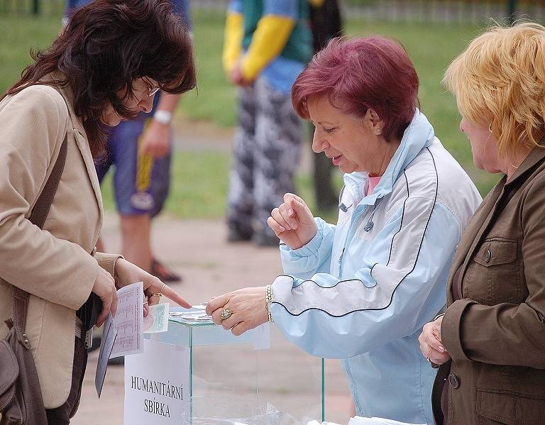 Všichni přítomní mohli podpořit boj proti rakovině jak zakoupením upomínkového předmětu, tak i volným přispěním jakoukoli částkou.