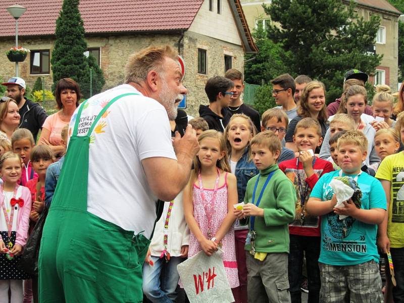 Herec a komik Václav Upír Krejčí přijel do Horního Jiřetína ukázat školákům, jak se nakládá s vysloužilými elektrospotřebiči. Přístroje odevzdávali i dospělí.