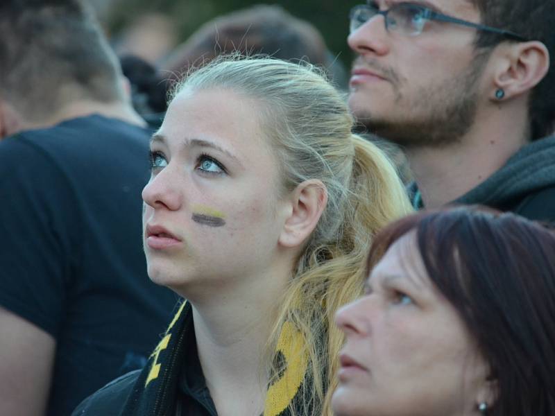 Fanoušci na litvínovském náměstí při šestém finálovém zápasu. Převládal smutek.