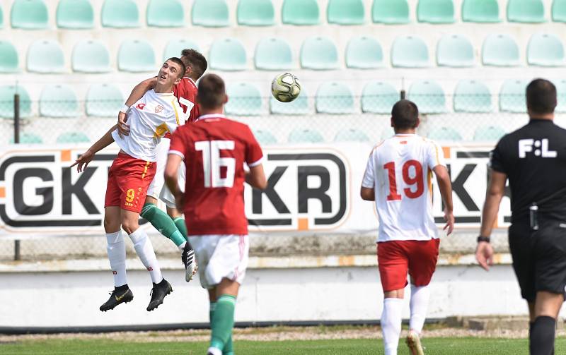 Souboj reprezentací U18 Makedonie a Maďarska na Fotbalovém stadionu Josefa Masopusta v Mostě.